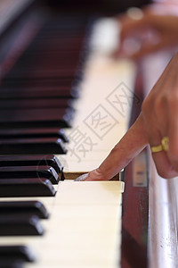 玩经典木制钢琴的手黑色白色木头键盘玩家手指艺术音乐家乐器钢琴家图片