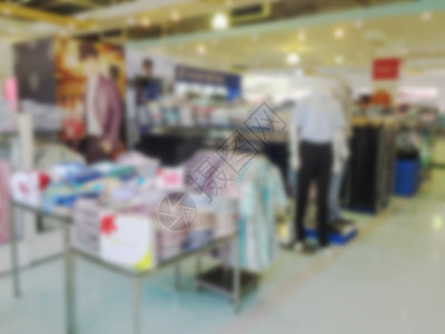 服装店的模糊图像展示白色精品套装裙子零售销售部门衣服架子图片