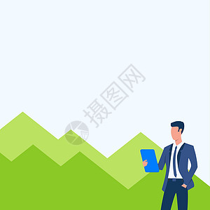 制服绘图的人一只手在口袋里站着拿着电脑平板电脑与山脉背景 穿着西装设计的商务人士看着触摸板绿色绘画教育职业商务领导经理卡通片计算图片