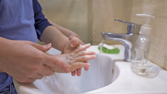 母亲教她儿子如何洗手 小心手图片