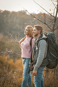 一对喜欢山边自然景色的观光客 一对带背包的男人和女人的侧视是天生的徒步旅行图片