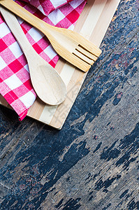 木制桌上的厨房工作人员食物桌布乡村红色桌子餐具餐巾砧板勺子银器图片