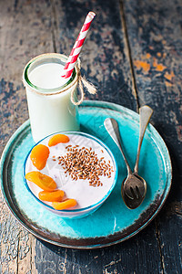 生锈桌上的健康食品巧克力盘子乡村早餐厨房牛奶银器香草稻草勺子图片