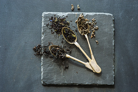 不同类型的茶叶乡村树叶勺子红茶蜜匙桌子饮食绿茶生物食品图片