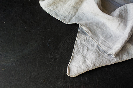 厨房毛巾或餐巾纸桌布乡村材料白色野餐织物检查木头毯子蓝色背景图片