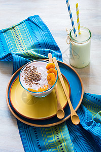 生锈桌上的健康食品玉米香草桌子勺子巧克力食物厨房盘子早餐稻草图片