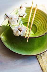 配桃花开的春季概念乡村餐巾筷子绿色表组环境玻璃樱花桌子树叶图片