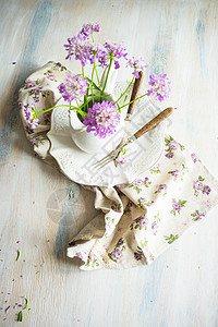 夏季桌设置野花桌子雏菊毛巾盘子餐巾银器荒野环境紫色图片