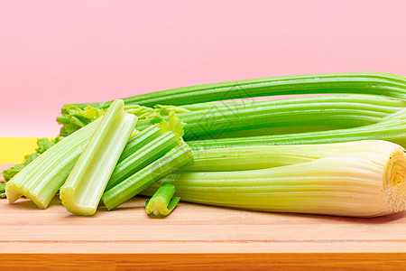 素食主义者木制切割板上的新西莱丽斯特姆和乔普特塞莱里Celery Stem草本植物芹菜棒食物减肥生食竹板植物排毒木板含量背景