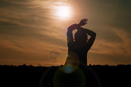 女人享受日落的剪影 日落时田野中的女性剪影自由小麦喜悦沉思场地幸福橙子女士女孩阳光图片