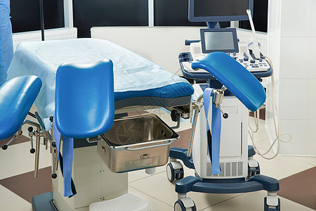现代诊所内配有椅子和设备的妇科室技术咨询妇科手术护理人员妇科医生检查诊断医院医生图片