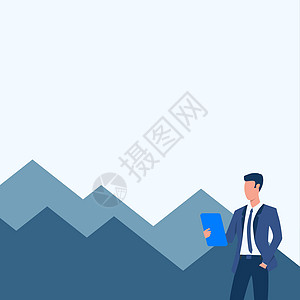 制服绘图的人一只手在口袋里站着拿着电脑平板电脑与山脉背景 穿着西装设计的商务人士看着触摸板商务公司成功男人经理战略金融男性蓝色成图片