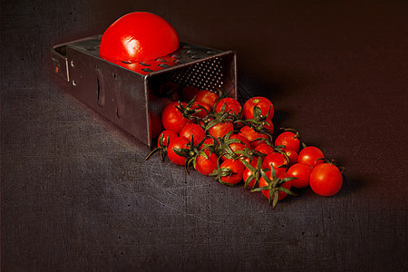 黑背景的西红柿大片和小块水果图片