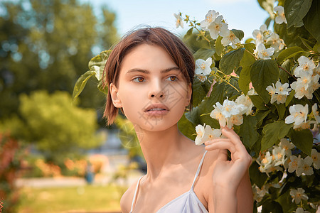 春花园的年轻美女图片