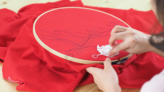 女人的手和手工工作 亲手缝衣艺术刺绣剪裁爱好手工业工艺装饰品框架女性织物图片
