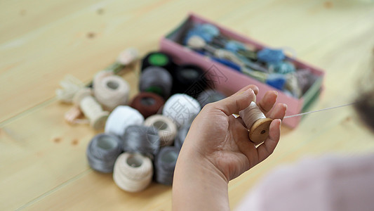 女人的手和手工工作 亲手缝衣爱好裁缝手工业纺织品缝纫艺术手指框架工艺针线活图片
