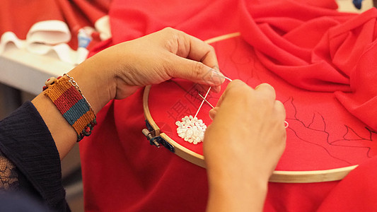 女人的手和手工工作 亲手缝衣手工业绣花女士织物帆布工艺剪裁缝纫材料艺术图片