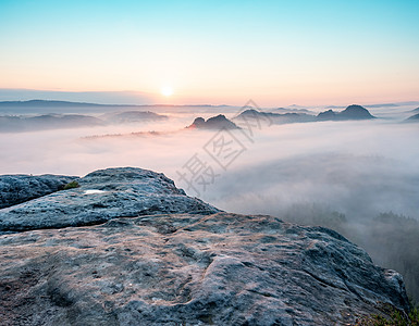 山顶岩石 沉睡的迷雾风景 在晨雾下响起远足荒野森林爬坡幸福旅行农村阳光成就日出图片