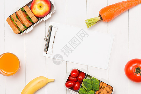健康午餐盒 配有三明治 新鲜蔬菜 水果和坚果 以白色木制背景午餐饮食桌子食物办公室橙子学校沙拉工作饭盒图片