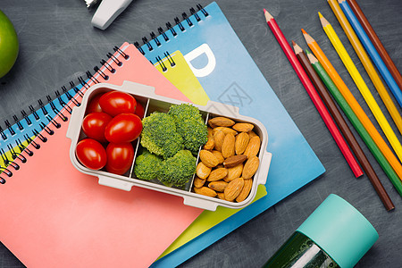 餐桌上的学校早餐和书本 背上笔水果教育饭盒香蕉孩子们盒子黑板绿色工作食物图片