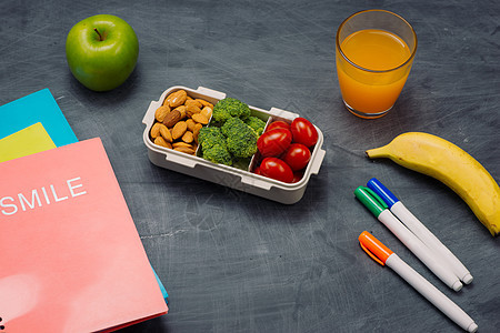 带蔬菜的午餐盒 供健康学校在木制桌上吃午餐图片