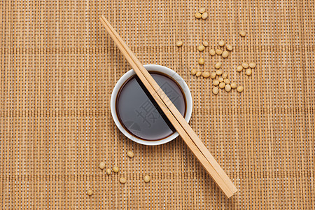 豆酱和豆豆豆 木制桌上有筷子白色黑色健康木头桌子盘子豆子食物黄色图片