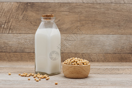 木制桌上瓶装大豆牛奶和大豆豆浆木头营养种子健康食物饮料奶制品饮食奶油状图片