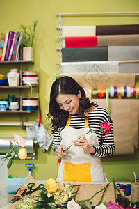 在花店工作的美可爱 集中的年轻女性花女花商女孩围裙零售成人店铺婚礼女士工人商业花束图片