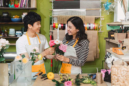 小本生意 男性和女性花店在花店制作玫瑰花束 男主人和女助理在花艺设计工作室制作装饰和布置 送花 创造秩序零售店铺成人团队职业夫妻图片
