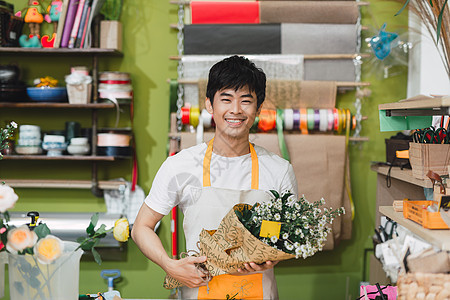 人 购物 销售 花卉和消费主义概念花店男子在花店用纸包花的特写房间花朵人士男人雇主热情花束微笑工作店铺图片