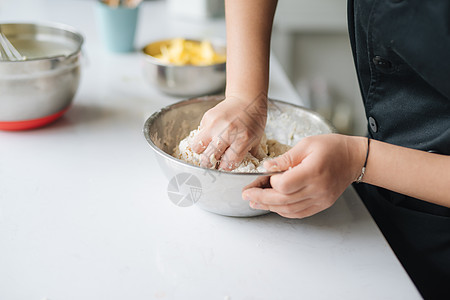 厨房专业人员烹饪烘烤面包的糕点厨师手工面团桌子牛奶白色女性食物女士图片