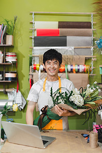 人 购物 销售 花卉和消费主义概念花店男子在花店用纸包花的特写店铺微笑花束商业男性作坊男人图片