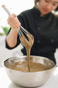 厨房女厨师切奶油的裁剪图像美食木板面团面包面糊女士女性烹饪食物玻璃图片