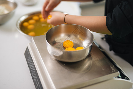厨房专业人员烹饪烘烤面包的糕点厨师白色面团蛋糕测量水壶面粉食物餐厅男性蛋黄图片