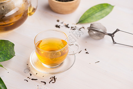 茶叶概念 木制背景的一杯茶图片