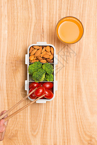 家里煮的便当午餐盒 配有有机食品白色饮食蔬菜蓝色食物筷子办公室盒子翅膀图片