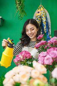鲜花店老板微笑的肖像在工作 小生意女士女孩店铺成人花朵快乐商业零售花束女性图片