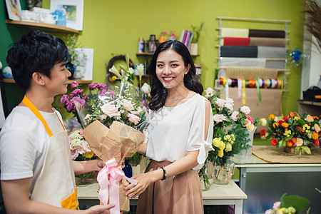 在花店里给女人送花花的花束花园销售女性购物商业夫妻零售男人女士成人图片