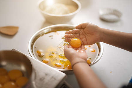 厨房专业人员烹饪烘烤面包的糕点厨师白色面团面粉职场美食水果食物食谱男人职业图片