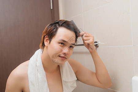 镜中年轻男子发毛的反射男性浴室外貌刷子镜子卫生男人快乐造型洗发水图片