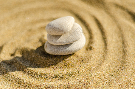 沙子中的禅宗冥想石 纯净和谐与灵性 spa 健康和瑜伽背景平衡温泉圆形禅修反射沉思禅园休息精神石头图片