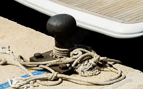 小码头海滨的系泊柱 港口系泊船的元件夹板货物码头血管金属水路缆绳工具船运海洋图片