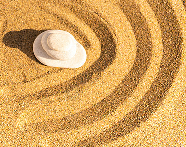 沙子中的禅宗冥想石 纯净和谐与灵性 spa 健康和瑜伽背景假期鹅卵石花园禅园温泉沉思圆形石头海滩禅石图片