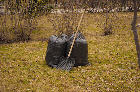 公园里装着落叶的黑色大袋子 可以拿出来 十月 秋天 照顾自然 清理城市公园街道草地生态回收花园打扫环境解雇树叶叶子图片