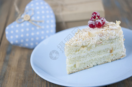 美味的一块蛋糕 在木板上的盘子上食物桌子小吃甜点生日美食木头餐厅庆典奶油图片