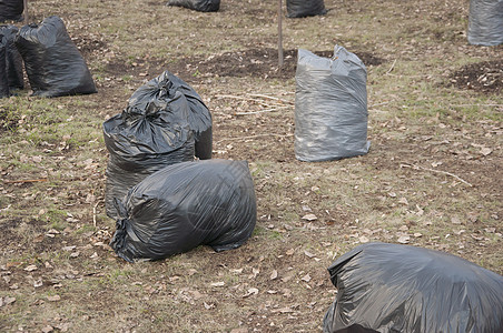 在公园里装满了秋叶的黑袋子 城市公园清扫落叶上的树叶堆肥垃圾袋街道场景垃圾解雇打扫院子城市服务图片