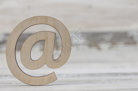 旧白木上的电子邮件标志位于一张老式木桌上 概念电子邮件消息信件 带复制空间的顶视图邮件邮箱棕色技术邮政地址桌子文档互联网明信片图片