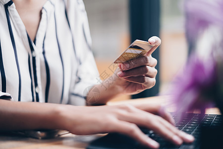 女性喜欢在线购物应用程序和输入信用卡以填写号码以付款屏幕金融电子商务信用客户店铺键盘销售风险安全图片