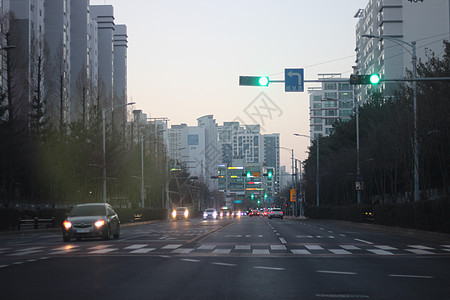 交通繁忙的公路和现代城市的城市风景大街商业建筑学速度城市生活运输景观城市化都市摩天大楼图片