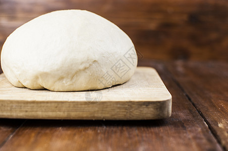 面粉和面粉上加的面粉厨房木板木头白色用具面包师酵母面团烹饪小麦图片